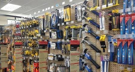 同學(xué)經(jīng)營五金店好幾年了,一年的凈收入40萬左右,現(xiàn)在房車都買了